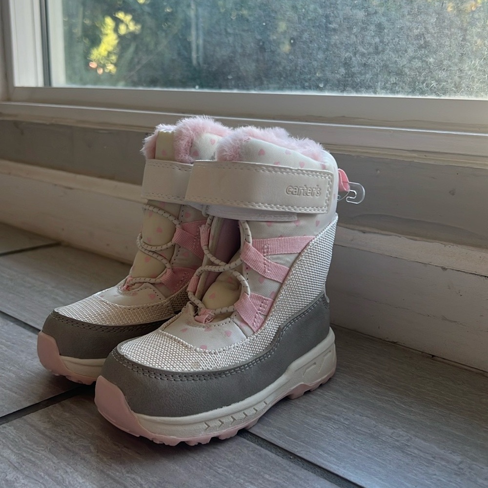 Carter's Cream w/ pink hearts Kids Snow Boots